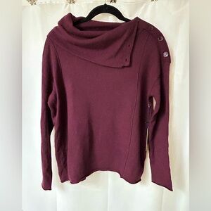Seven sisters burgundy (eggplant) sweater. Size smalll‎